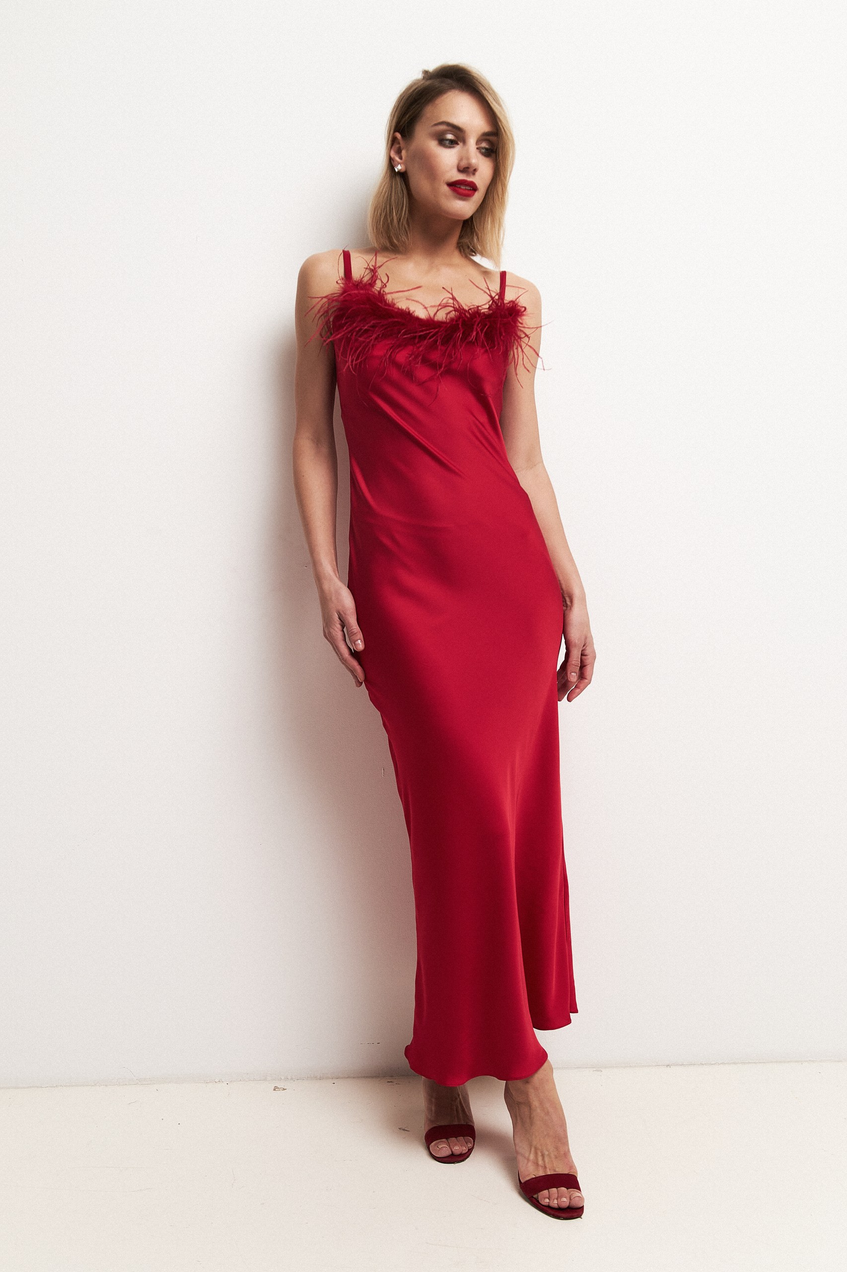 Платье-комбинация макси с перьями