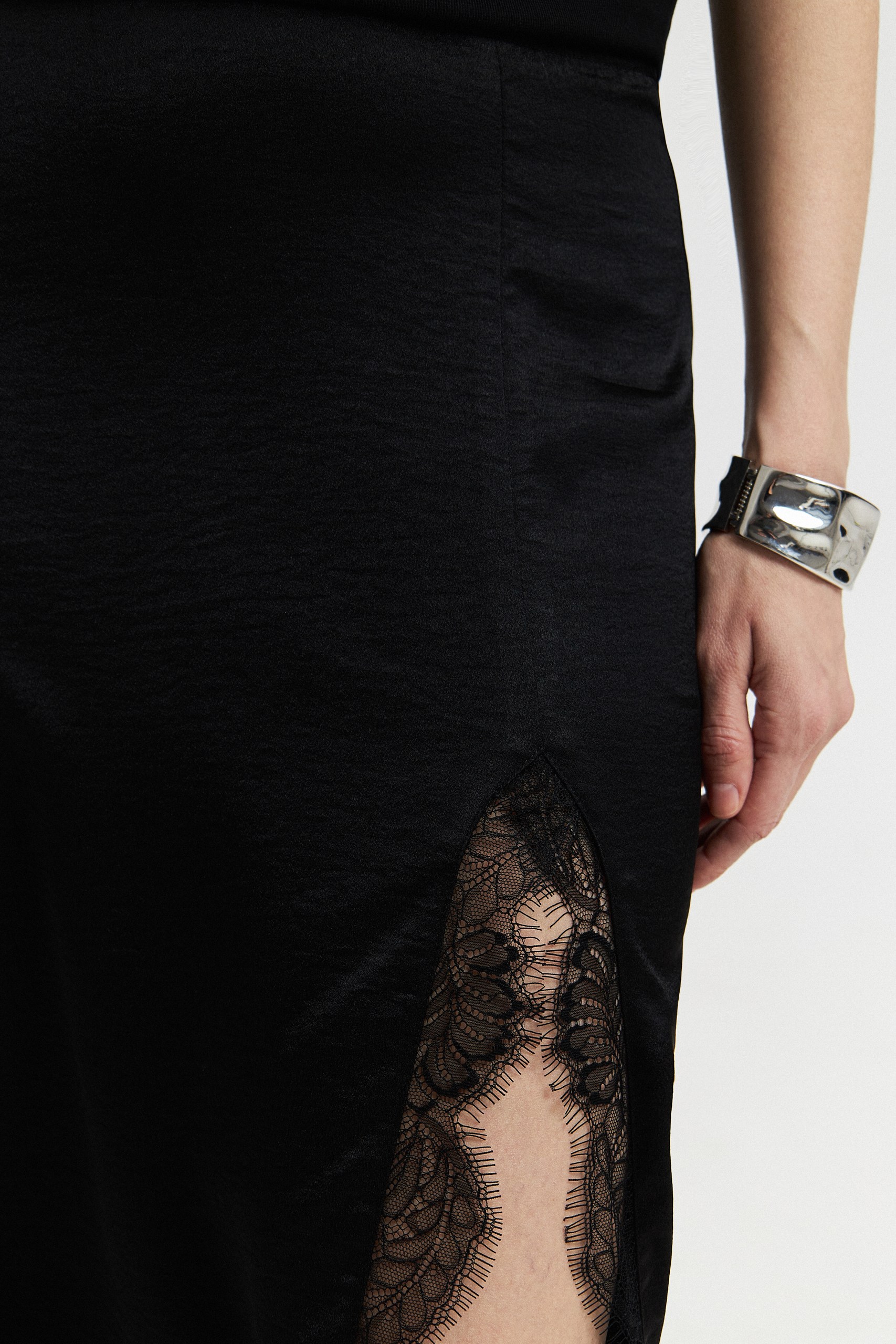 Юбка с кружевным разрезом