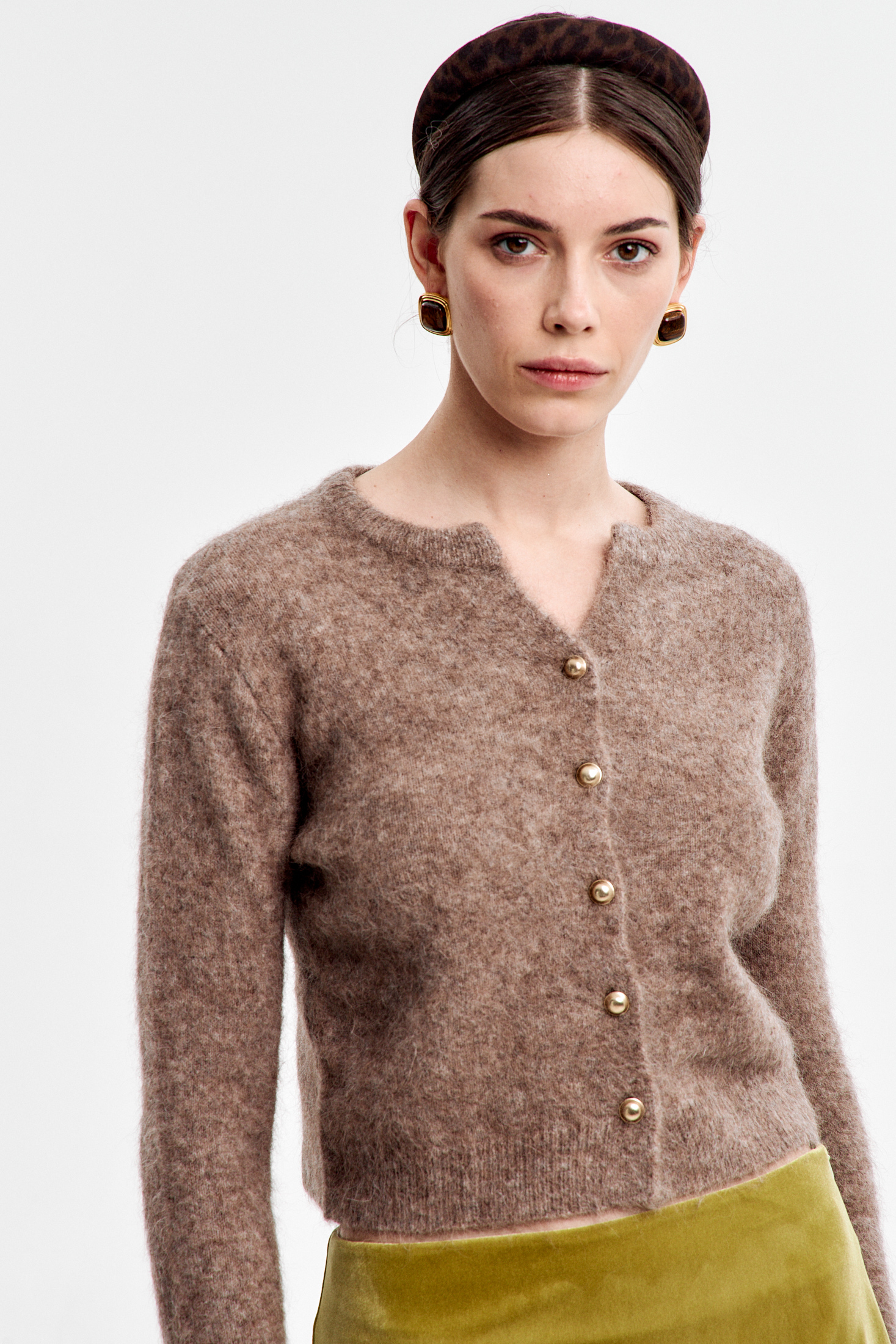 Кардиган короткий из ангоры с золотыми пуговицами