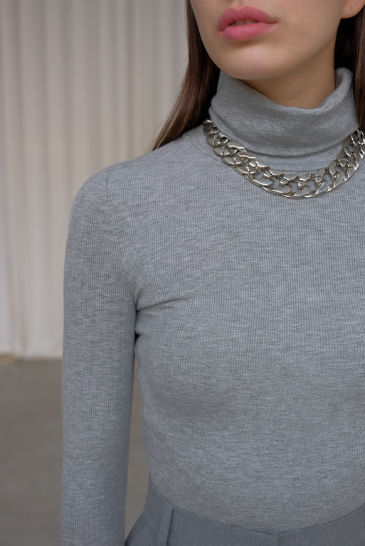 Водолазка в рубчик серая