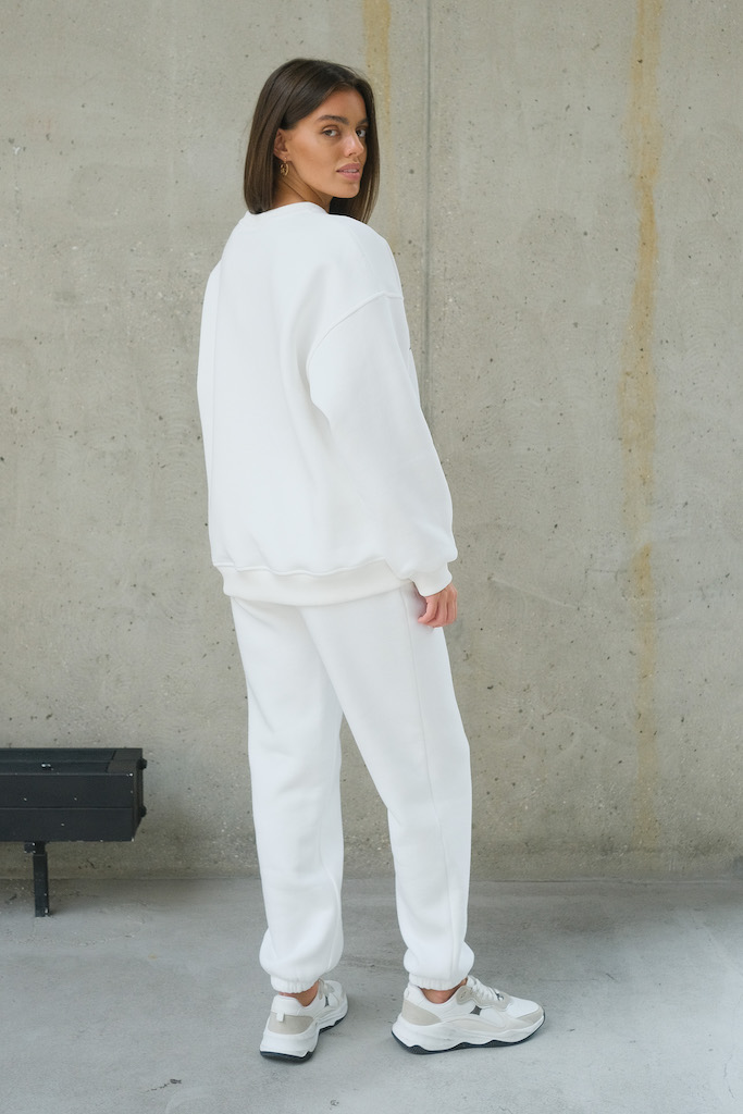 Свитшот с вышивкой молочный