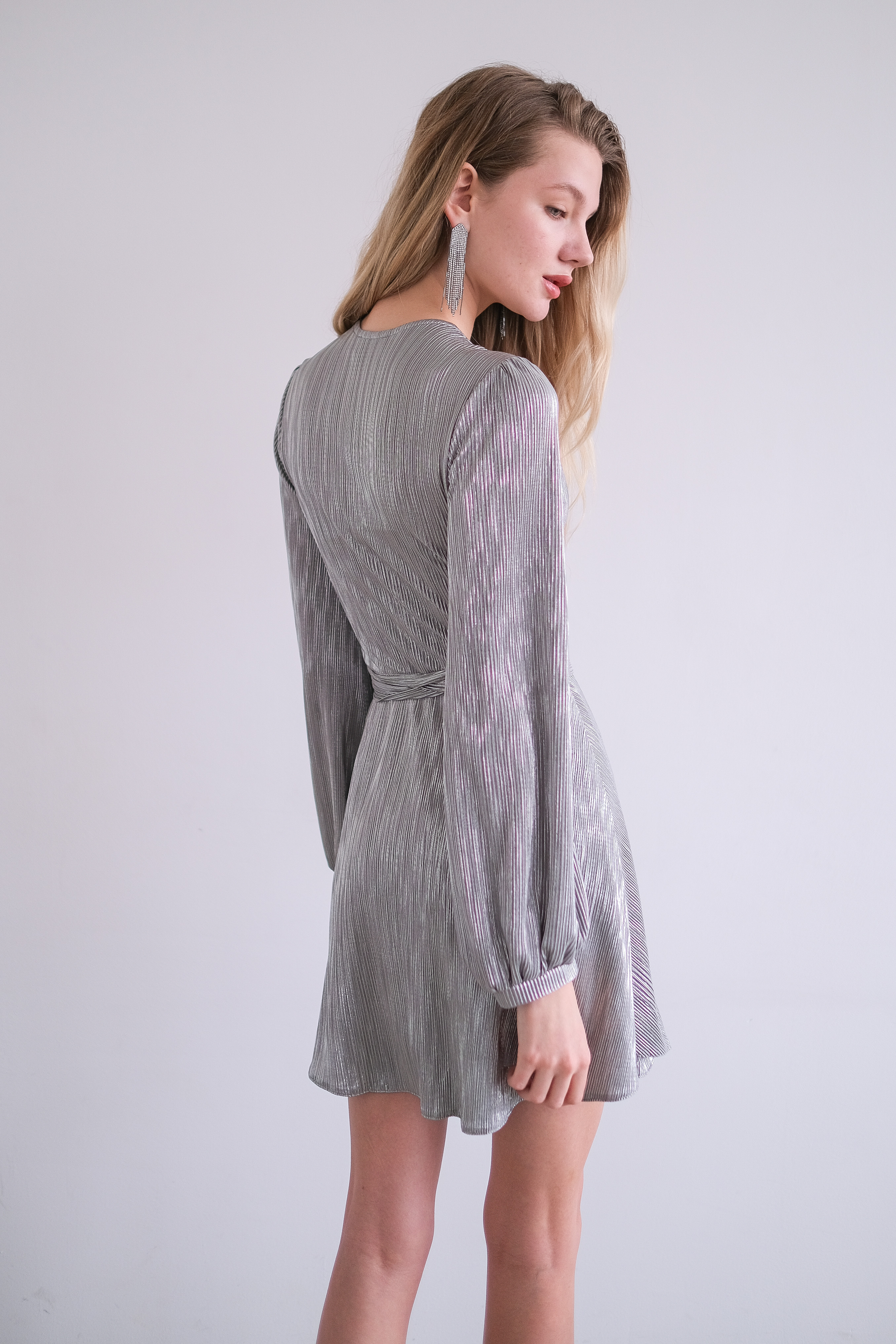 Платье мини на запах серое 