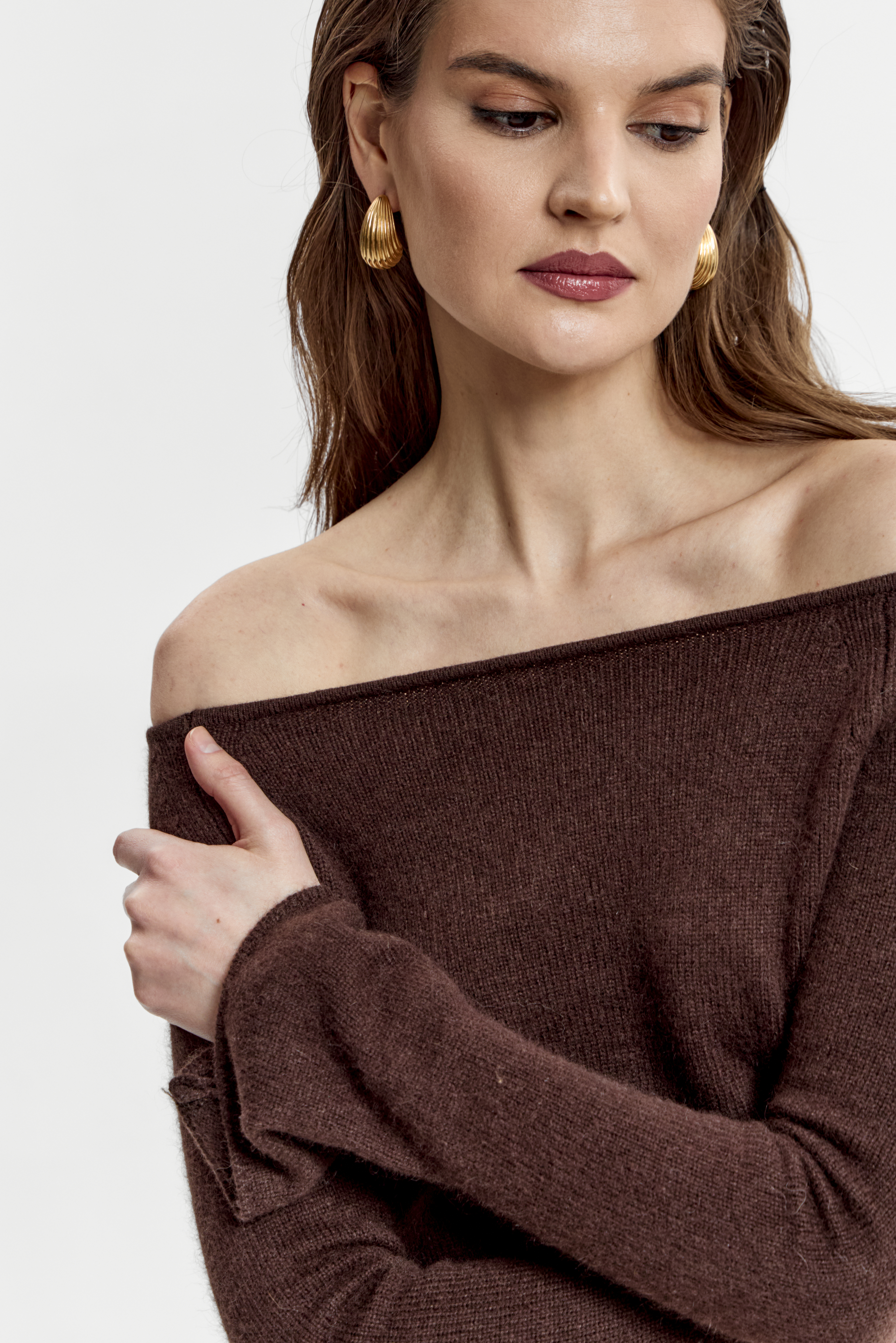 Джемпер с открытыми плечами