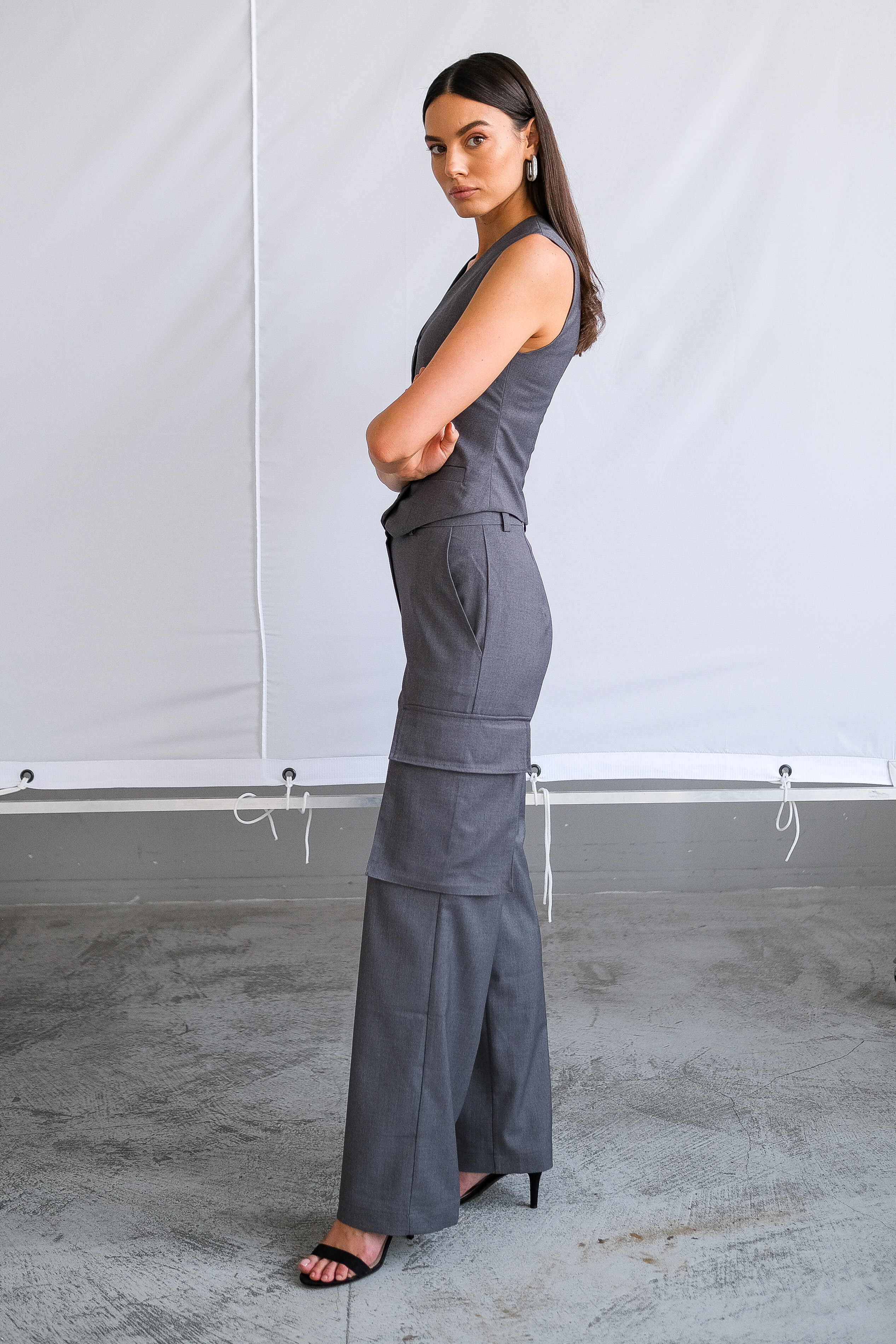 Жилетка серая костюмная