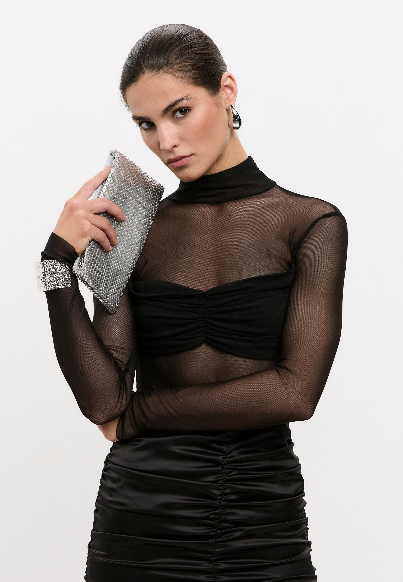 Топ из сетки с перекрутом 