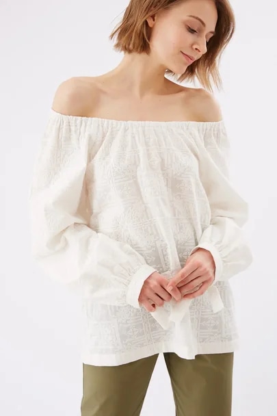 Блуза с открытыми плечами