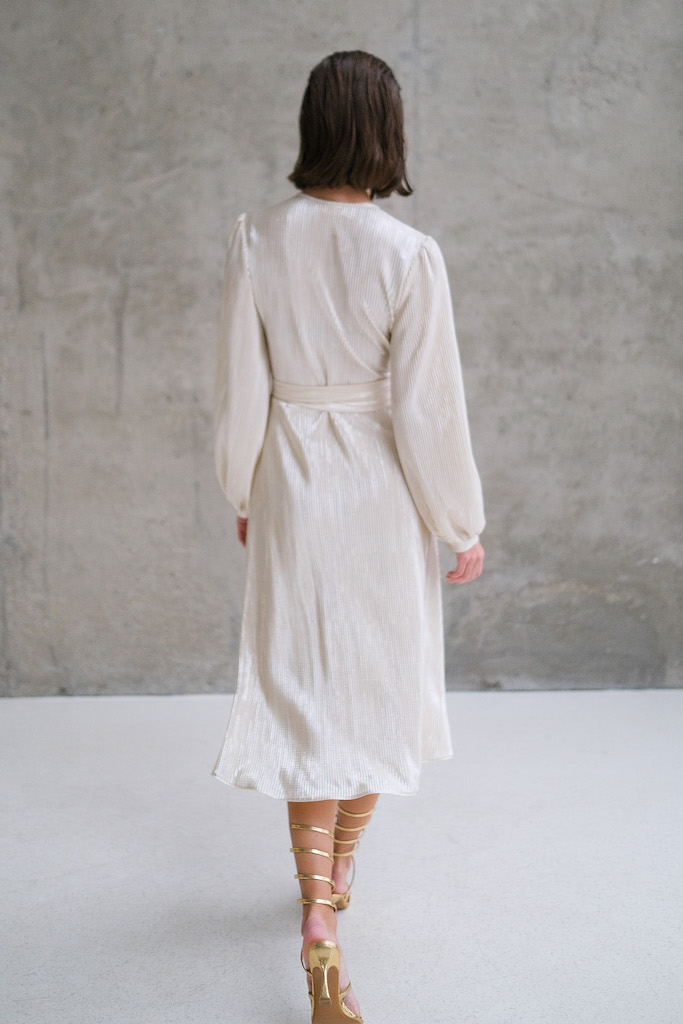 Платье на запах миди