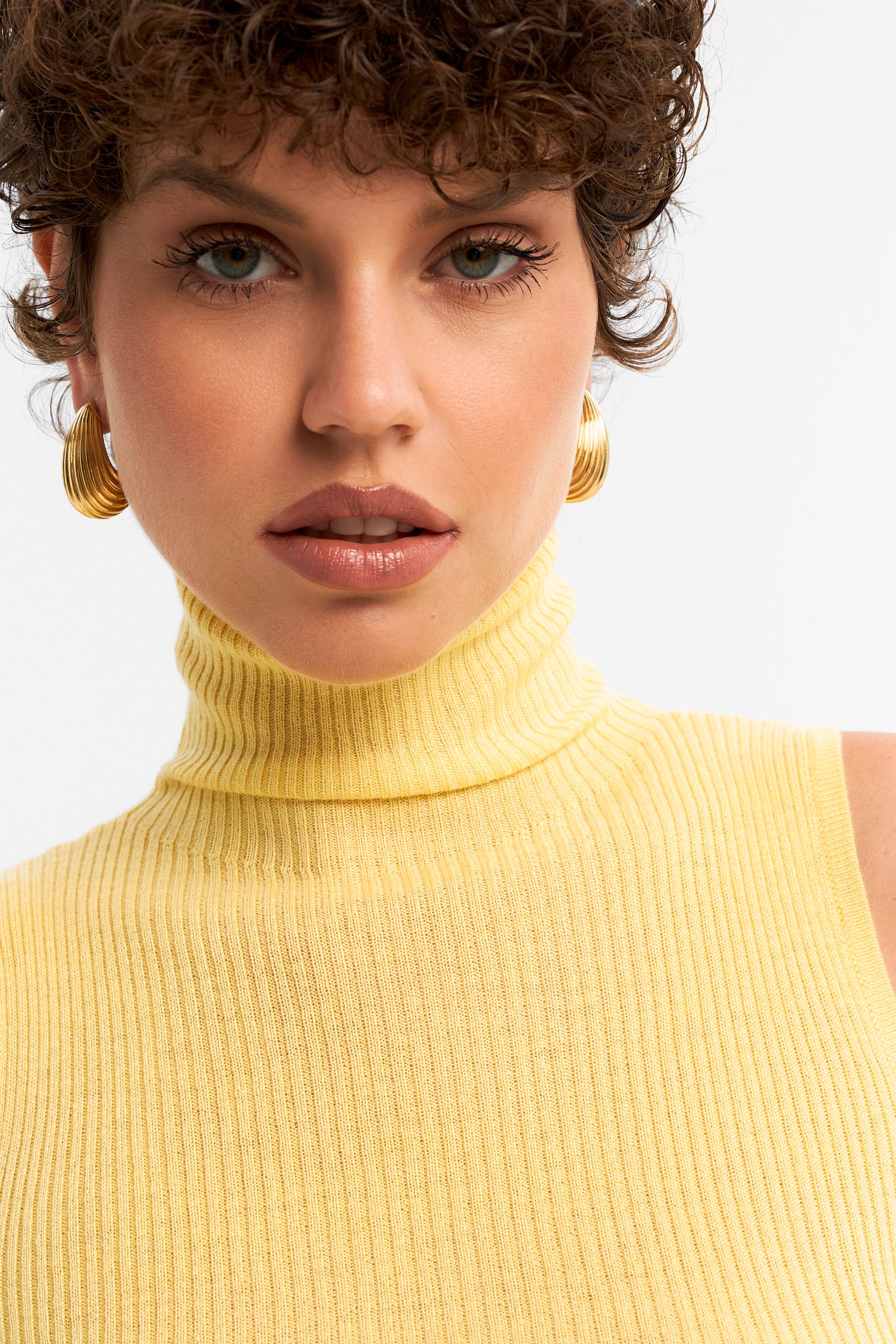 Топ с высоким воротом