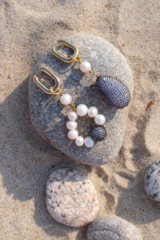 Серьги с серебристым камнем и жемчугом