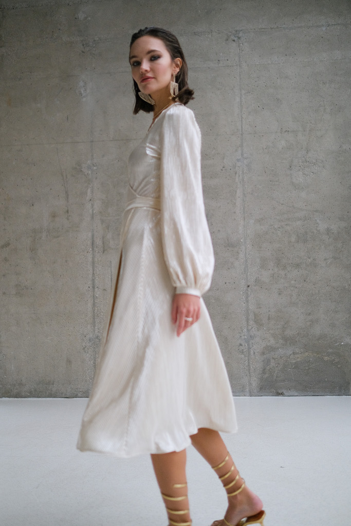 Платье на запах миди