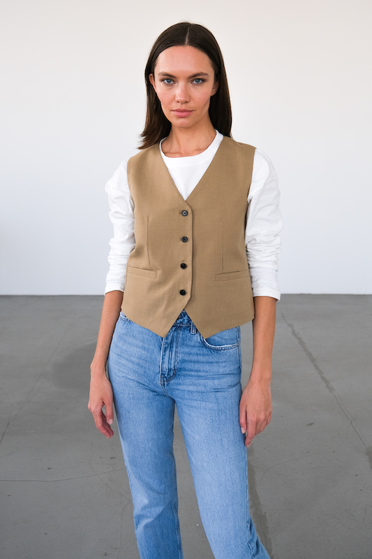  Жилет бежевый