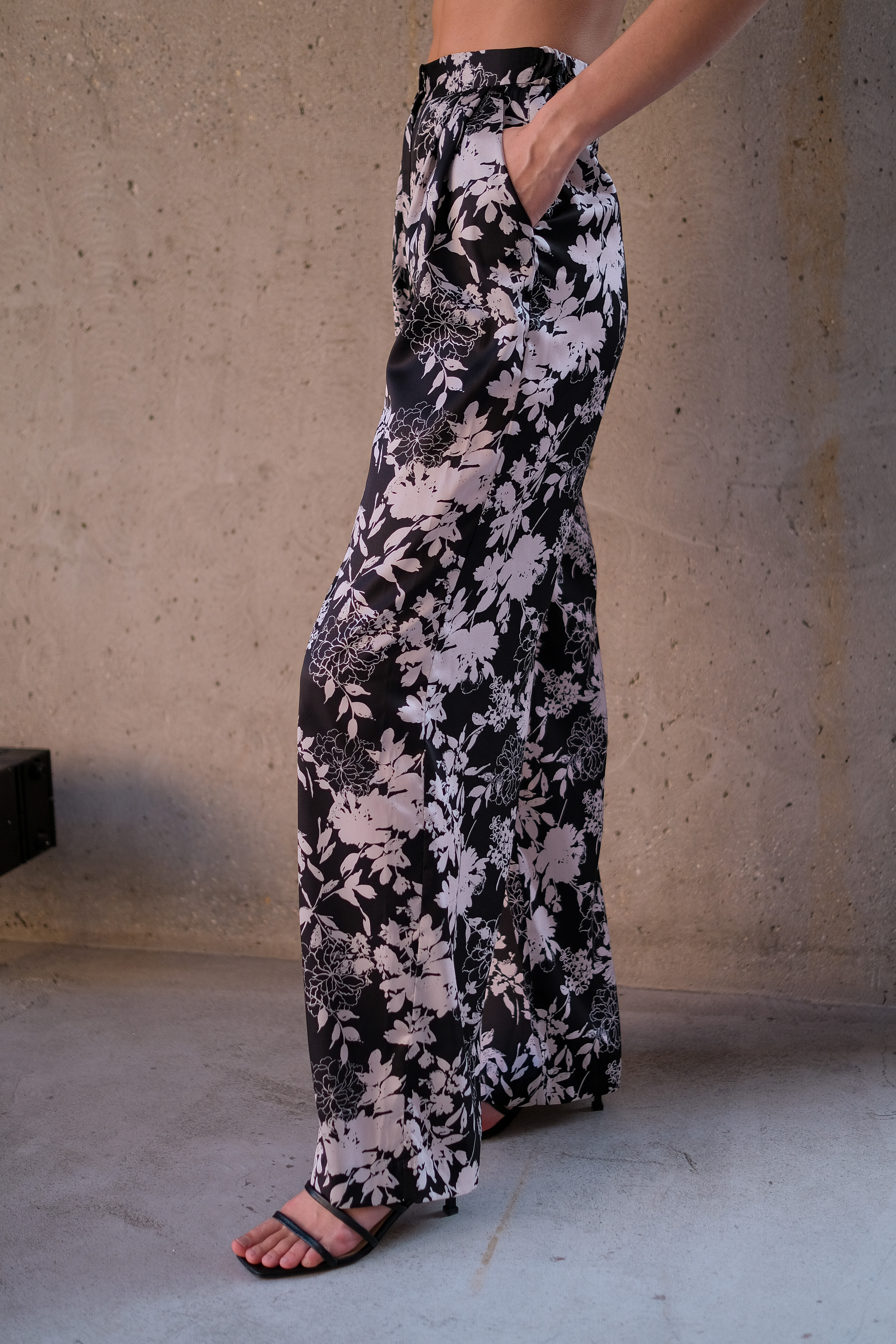 Брюки бежевые цветы