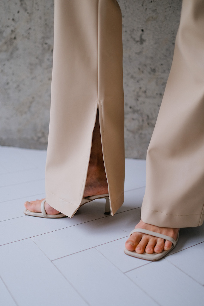 Брюки из эко кожи с разрезами 