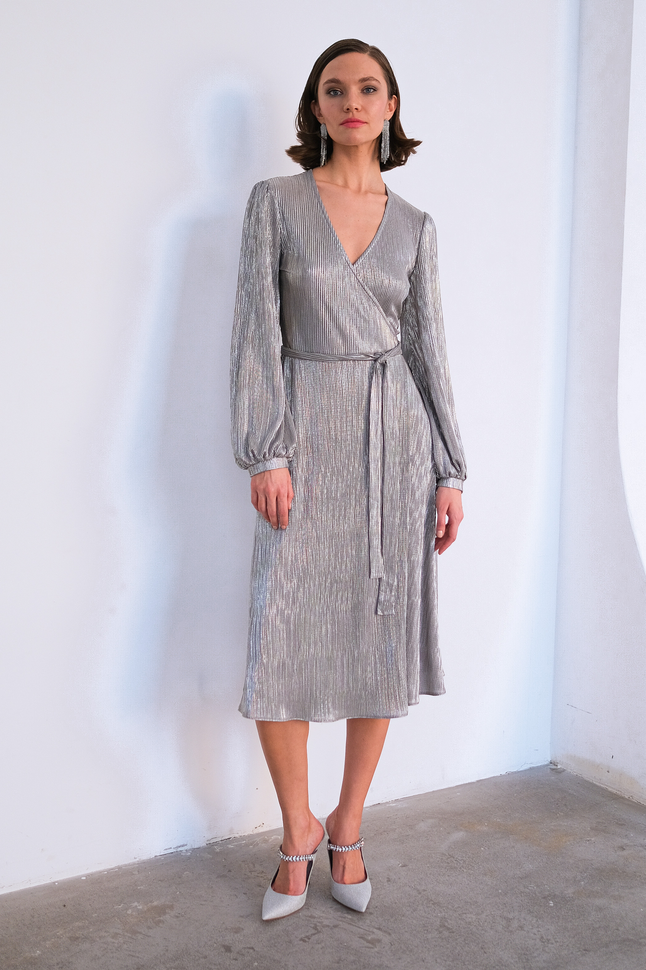 Платье на запах миди серебряное