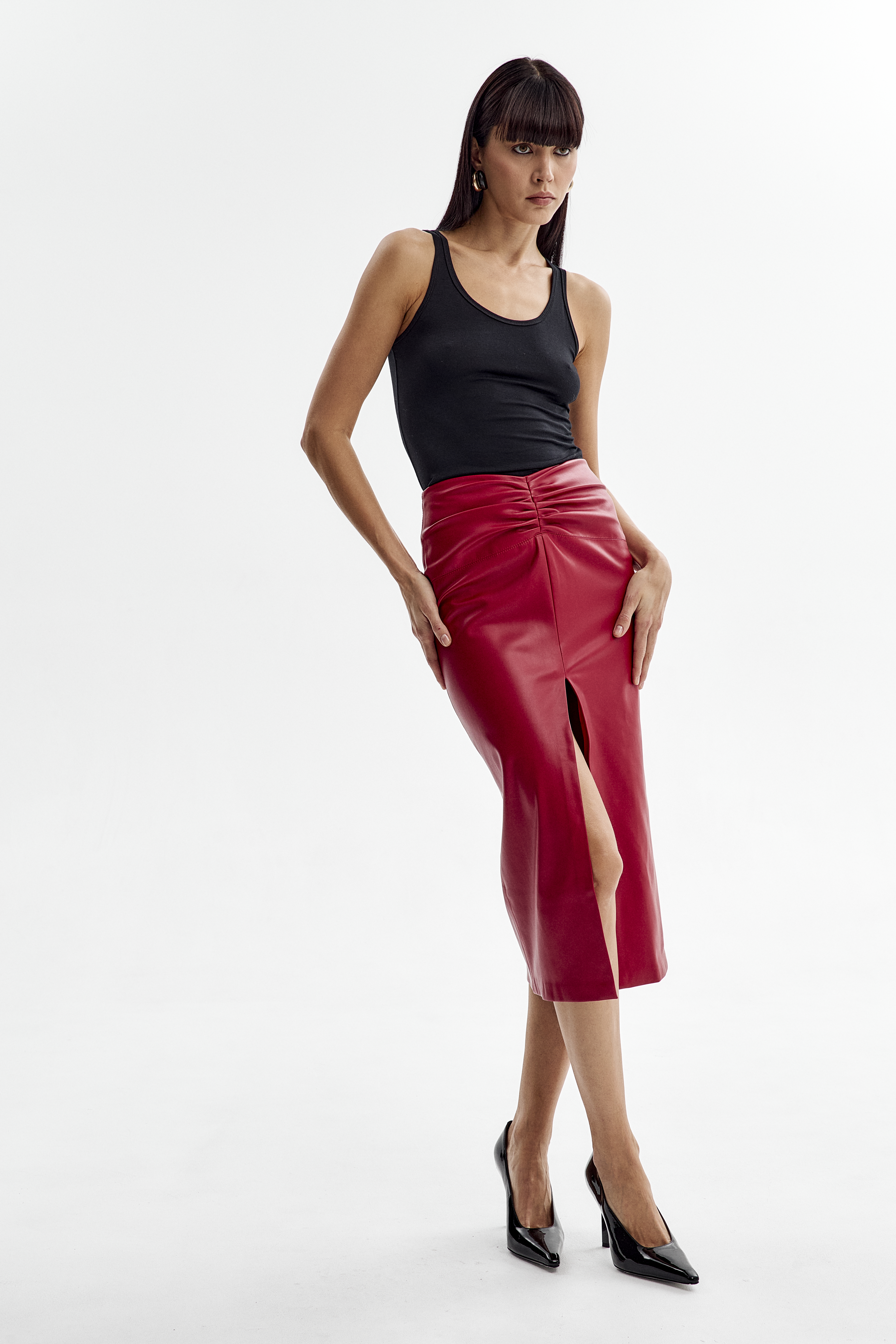 Юбка из эко кожи с разрезом 