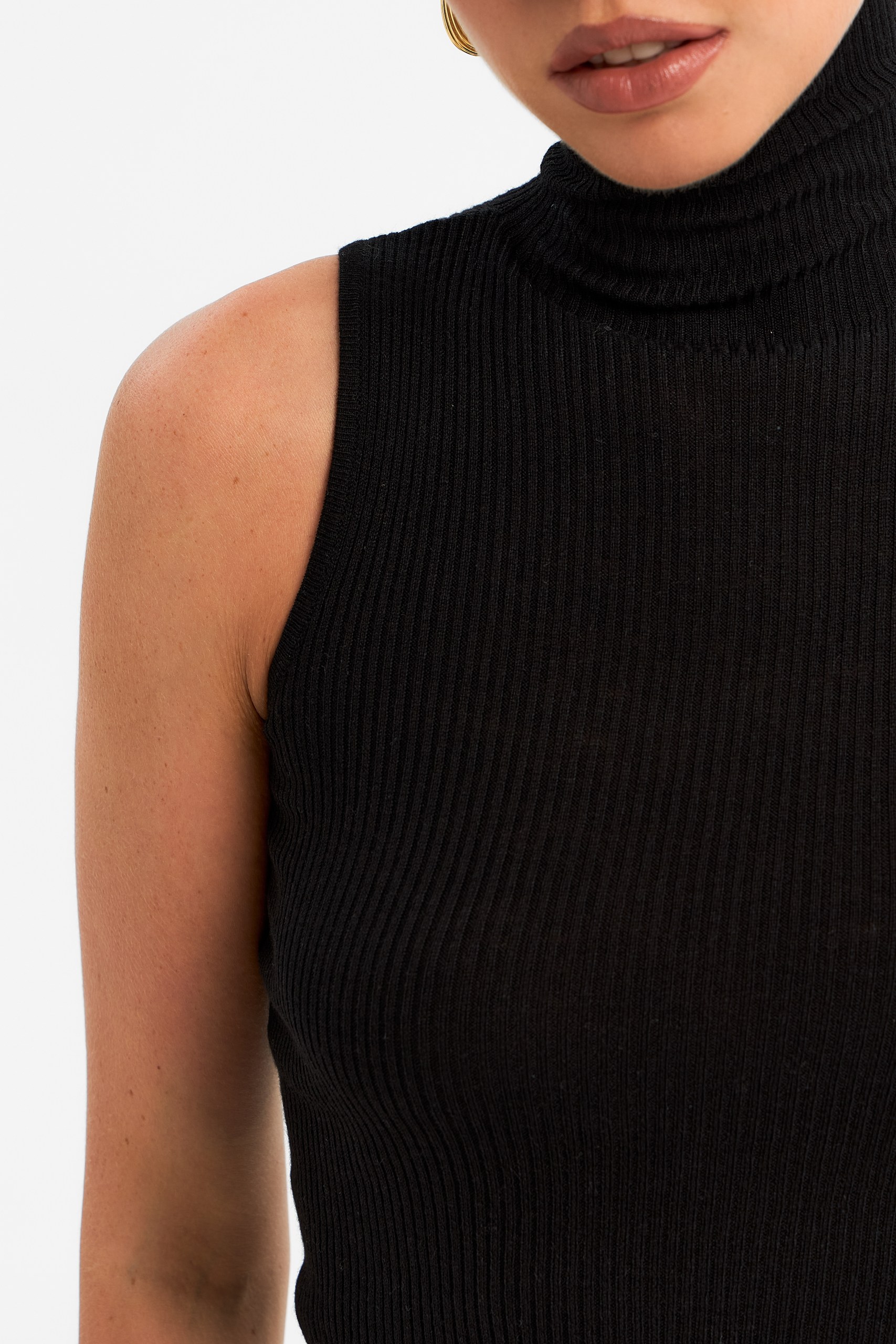 Топ с высоким воротом