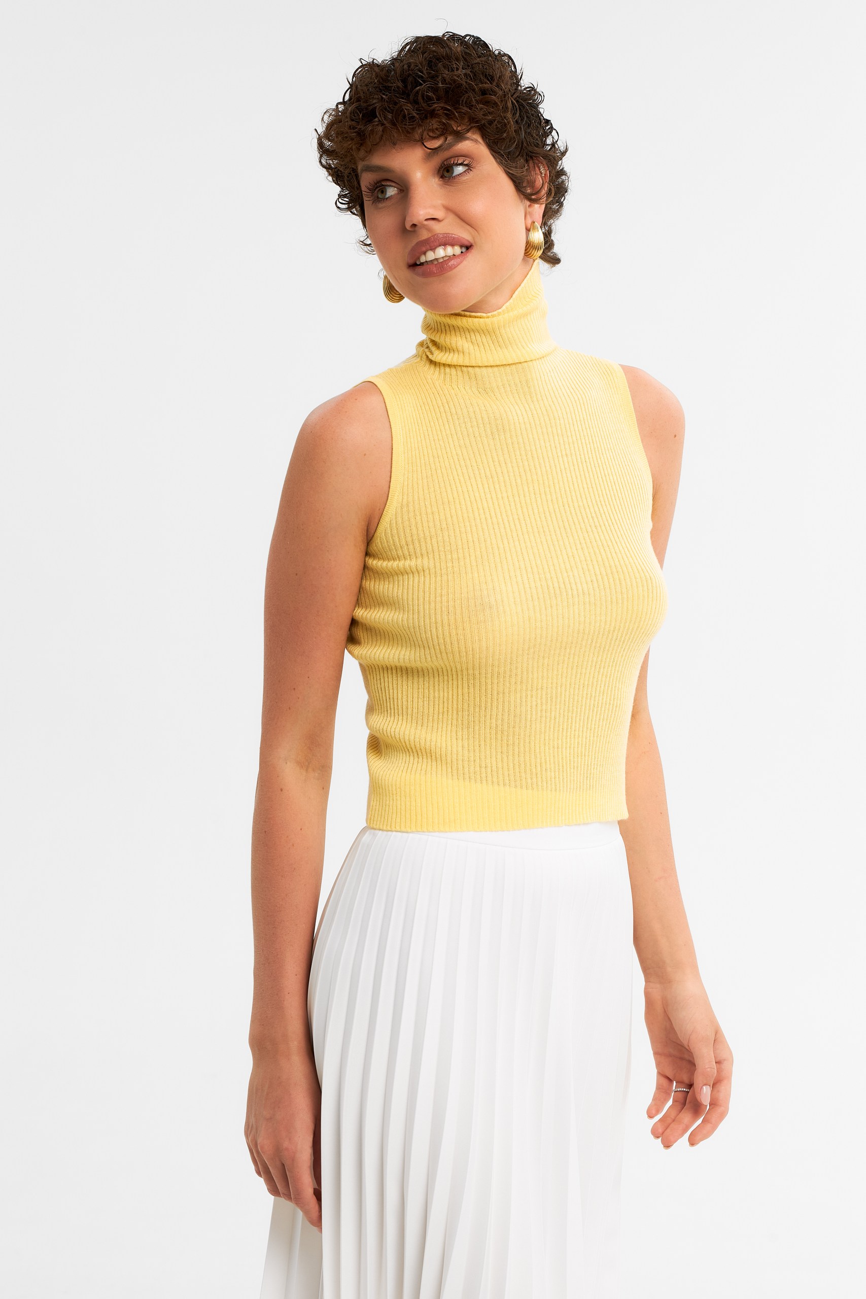 Топ с высоким воротом