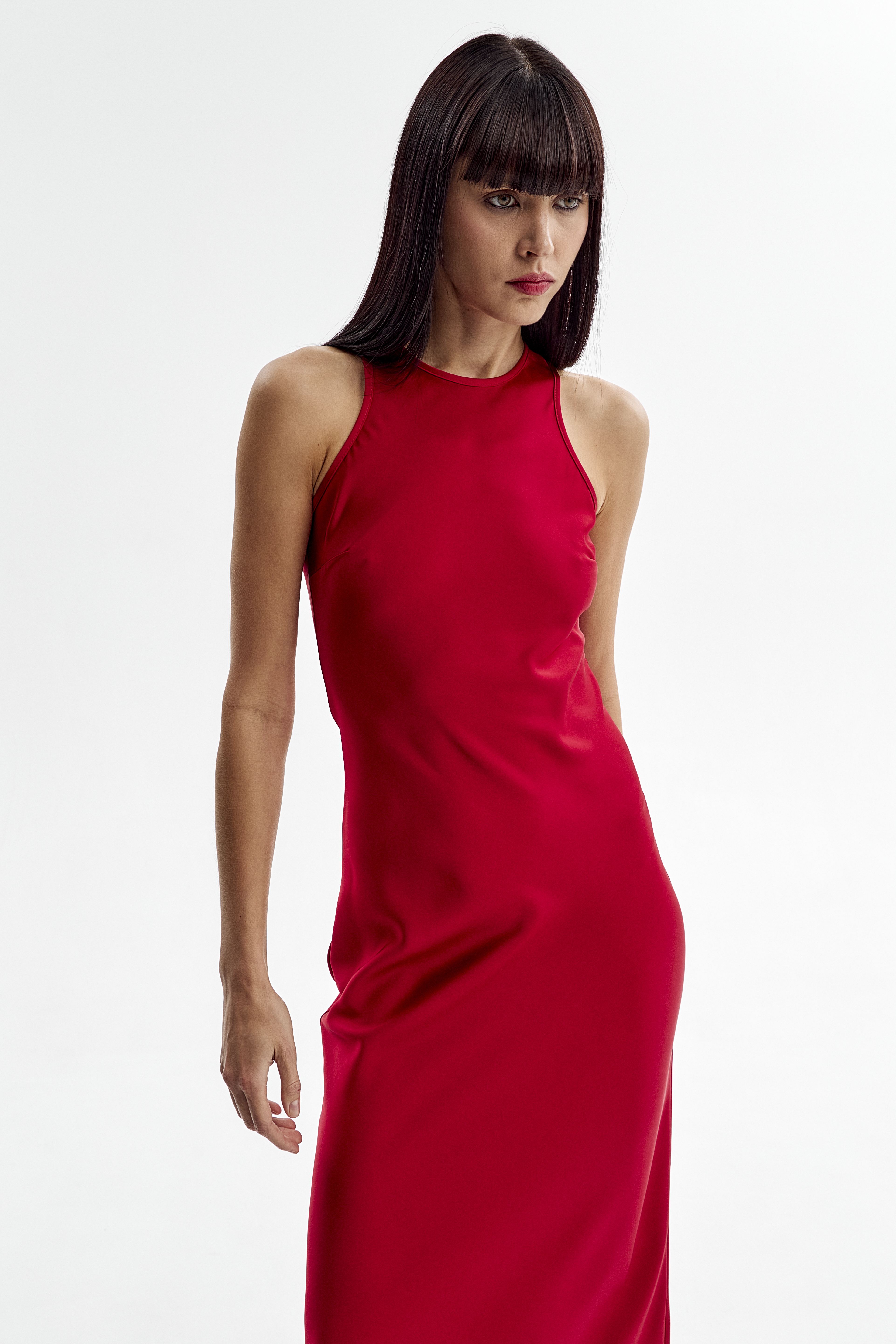  Платье атласное макси с каплей на спине