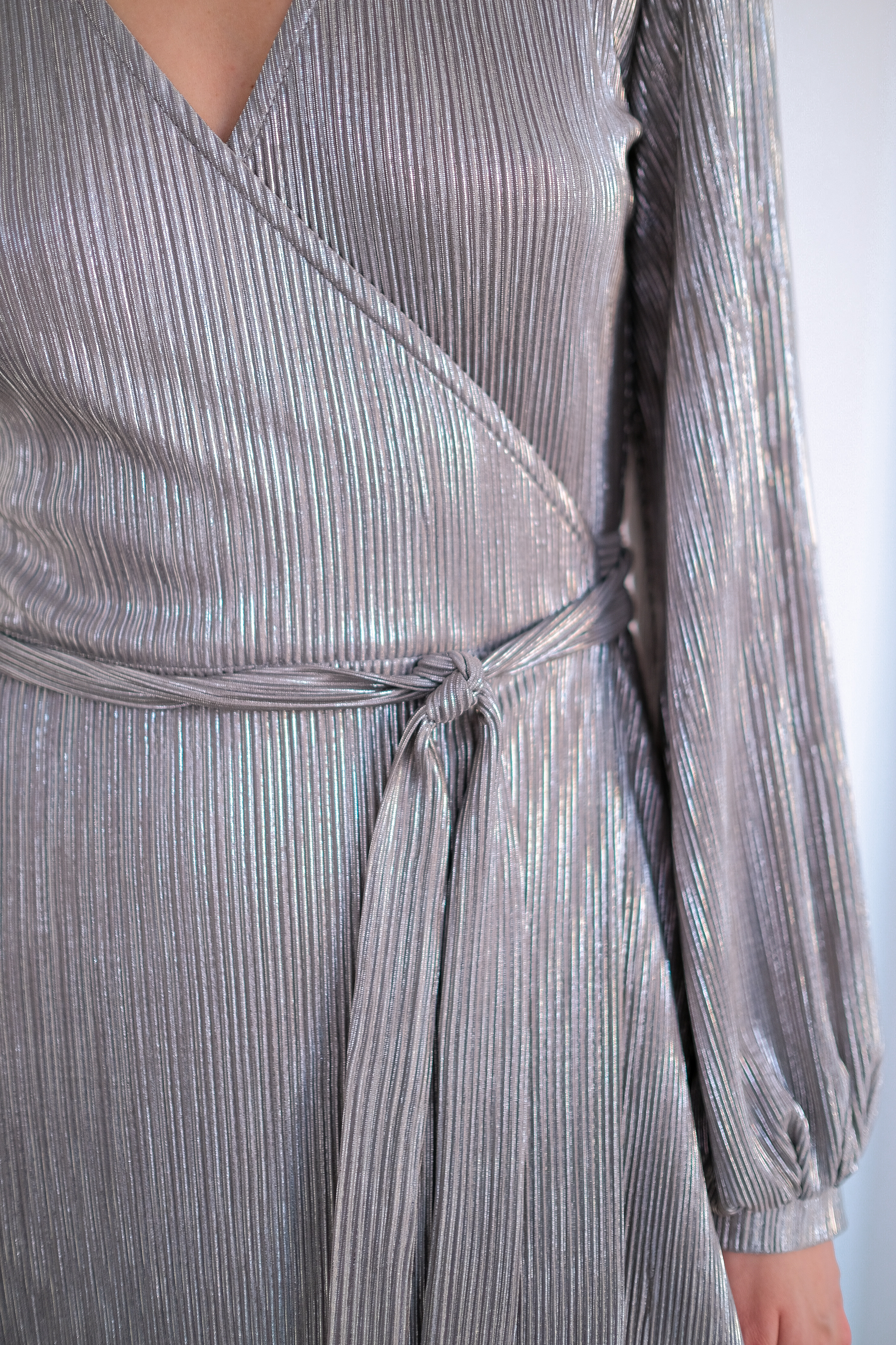 Платье на запах миди серебряное