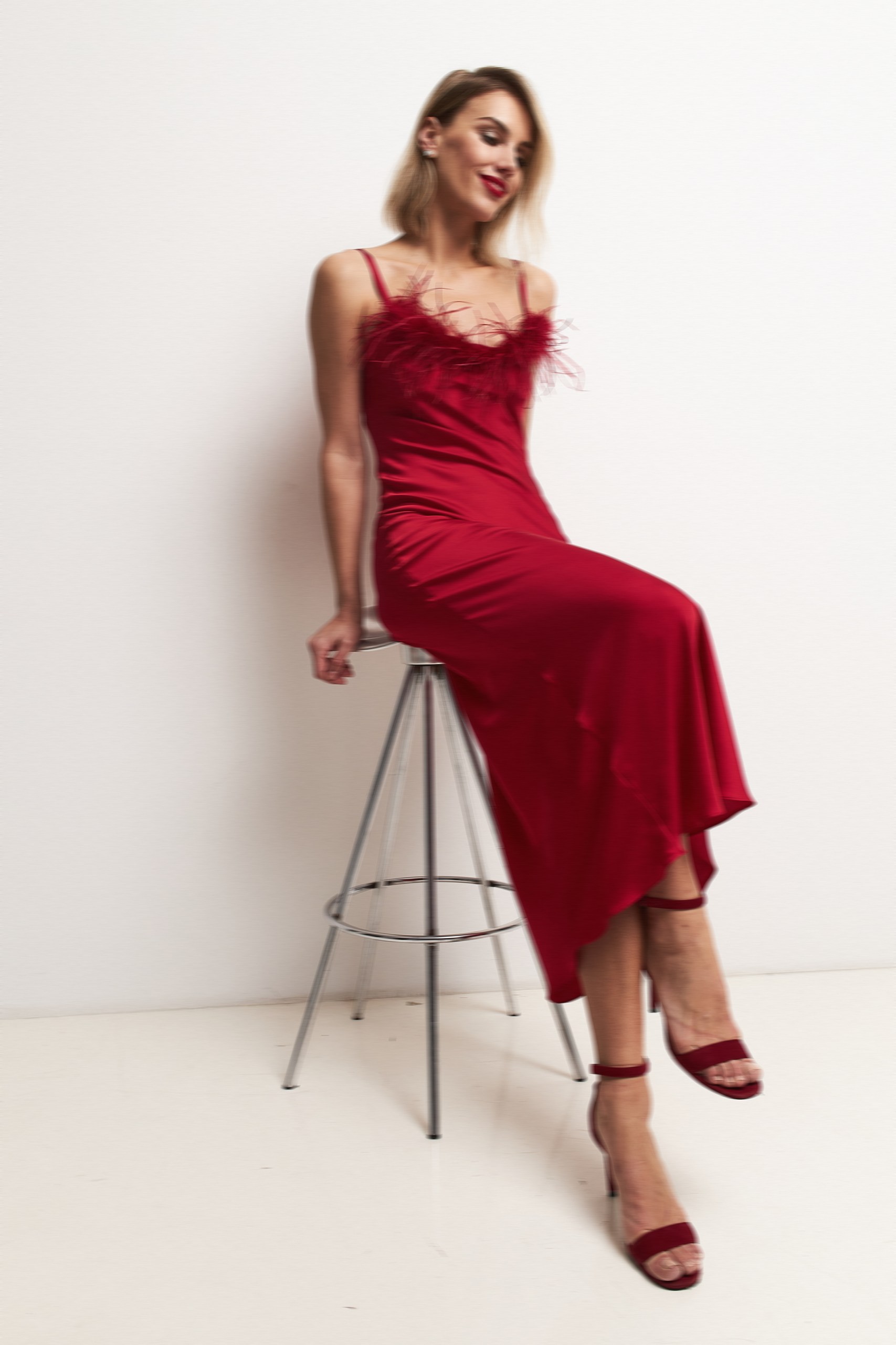 Платье-комбинация макси с перьями