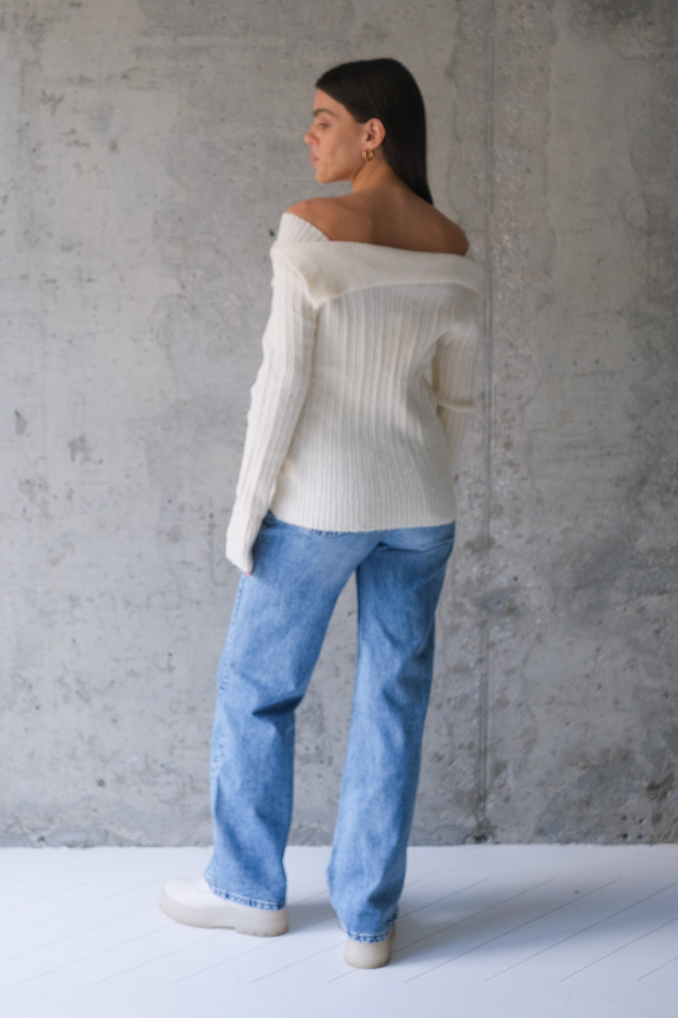 Свитер с открытыми плечами молочный