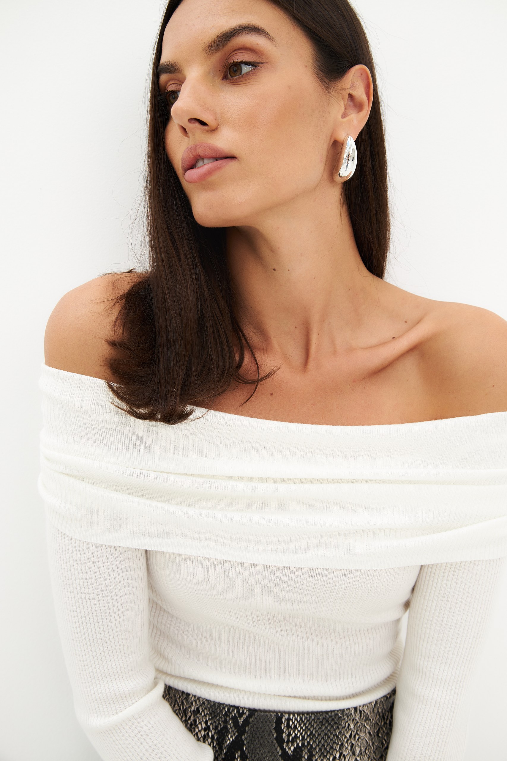 Джемпер с открытыми плечами 