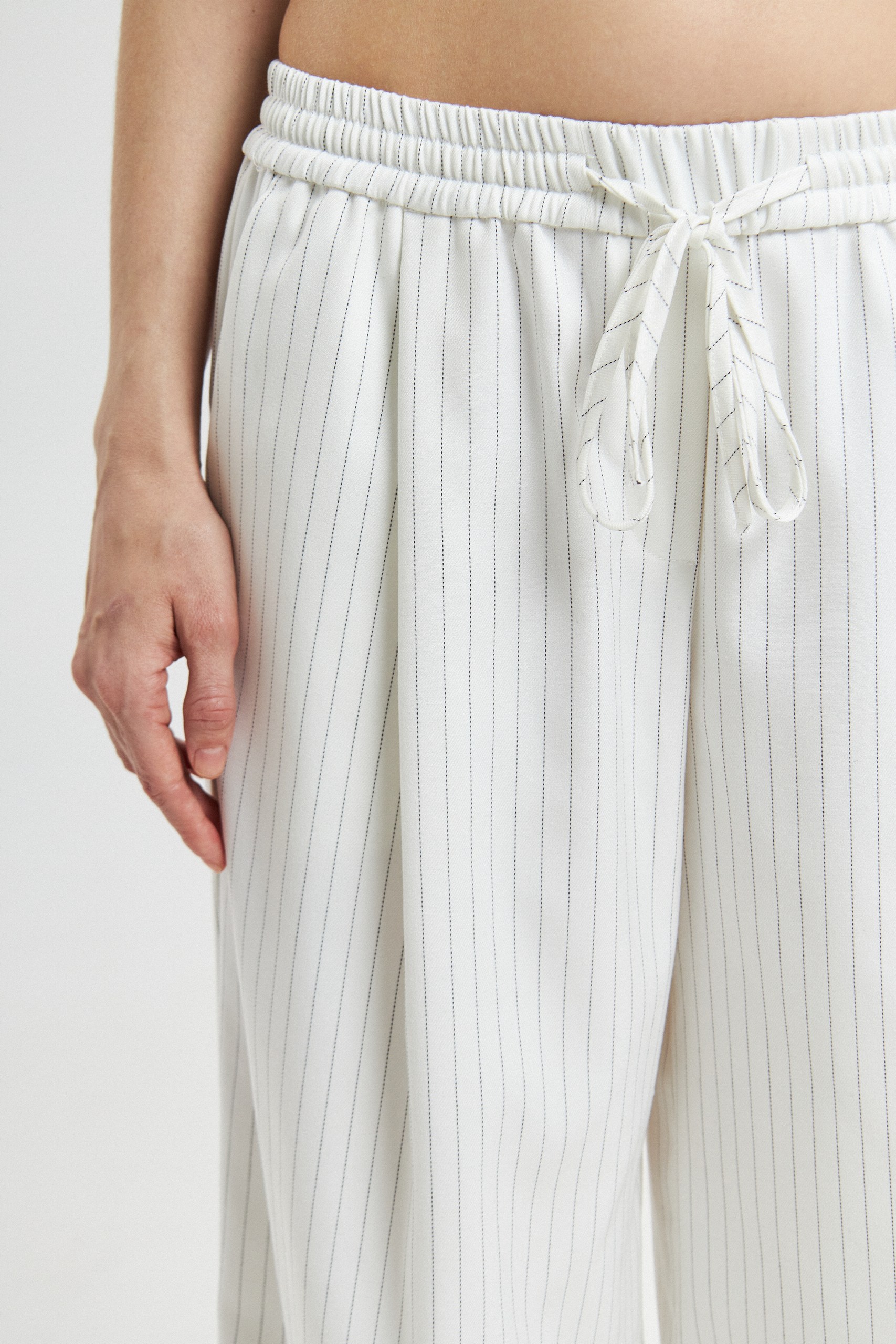 Брюки в полоску на резинке