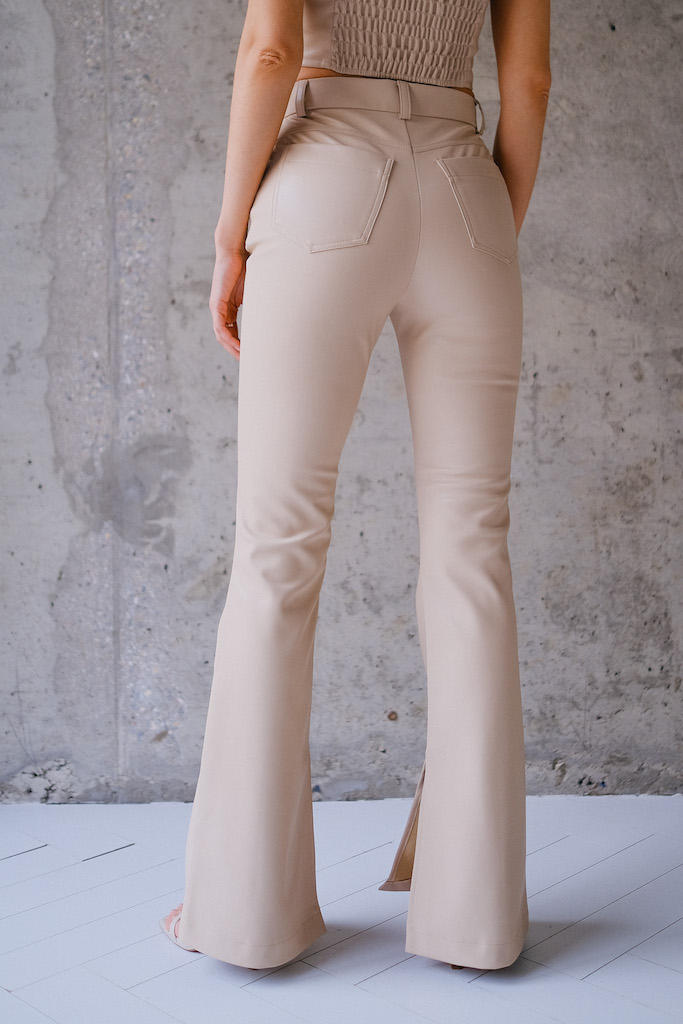 Брюки из эко кожи с разрезами 