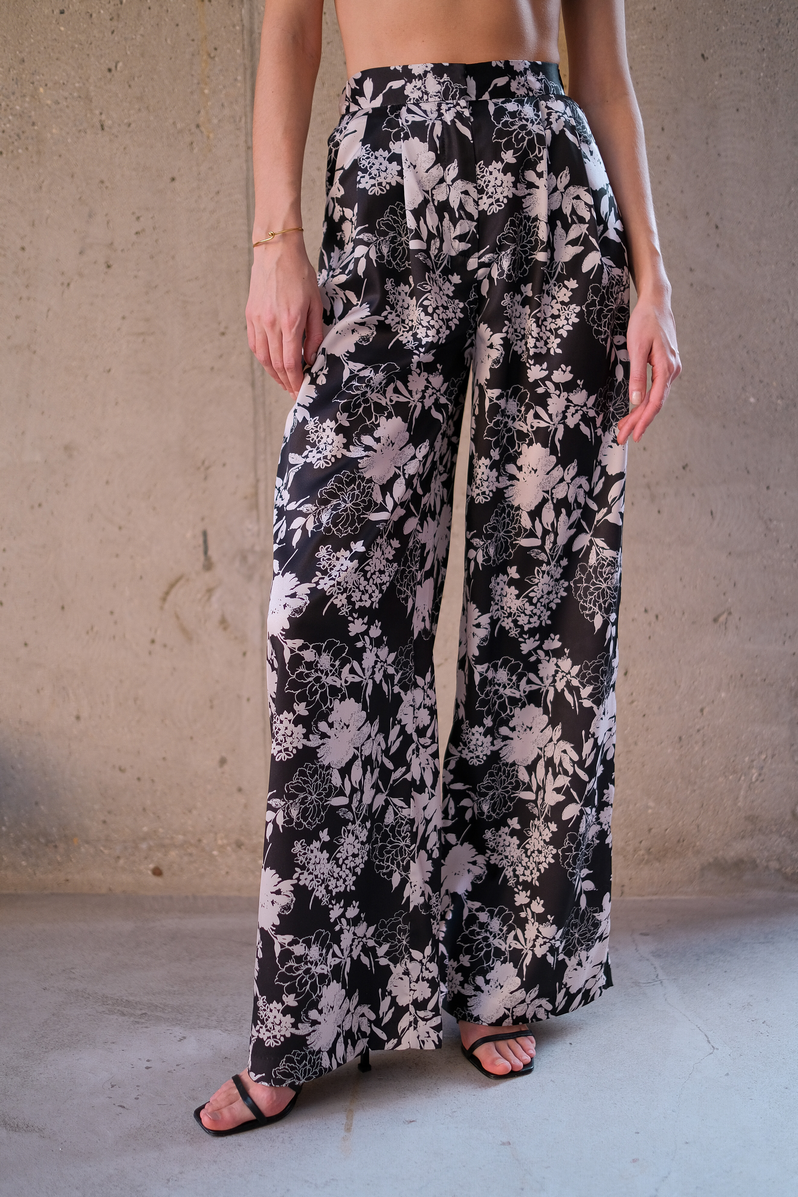 Брюки бежевые цветы