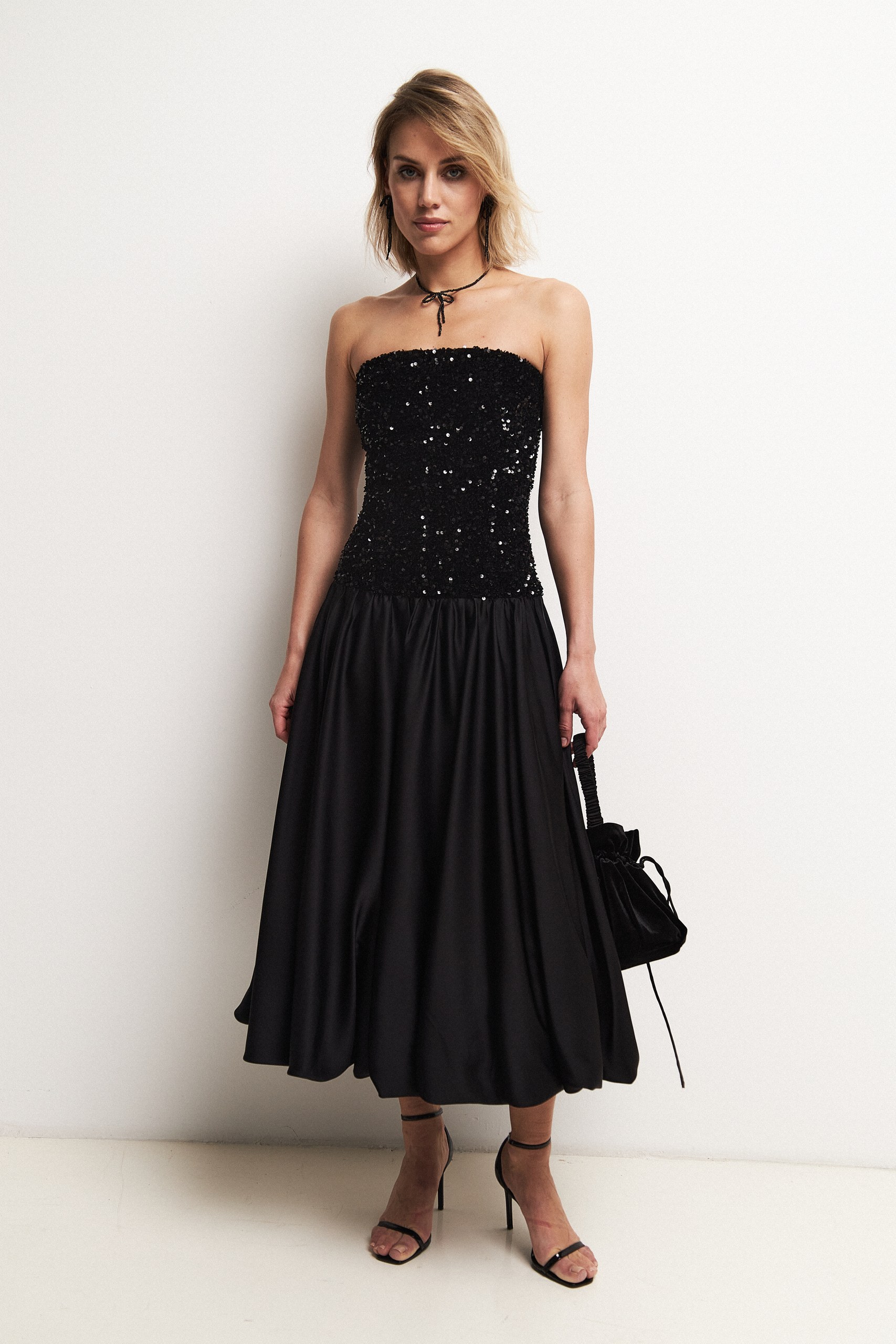 Платье-бандо с пайетками миди 