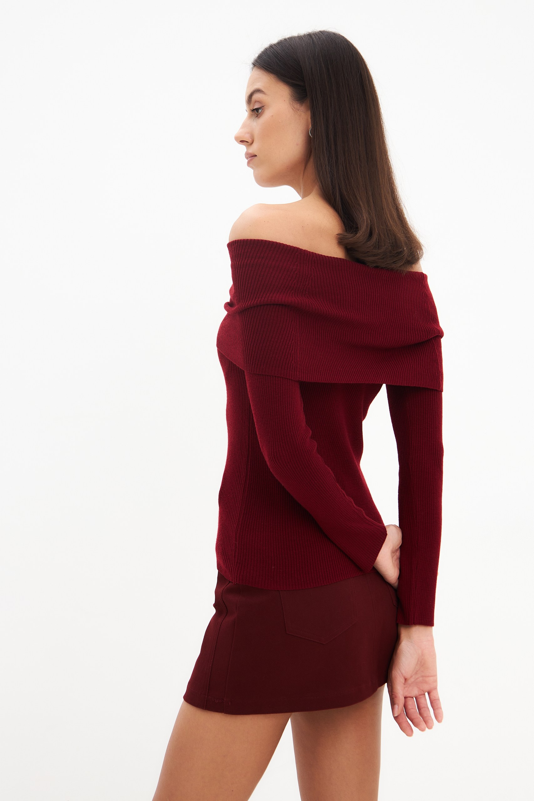 Джемпер с открытыми плечами 