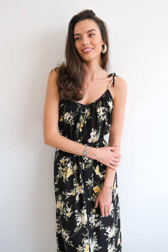 Платье на бретелях 