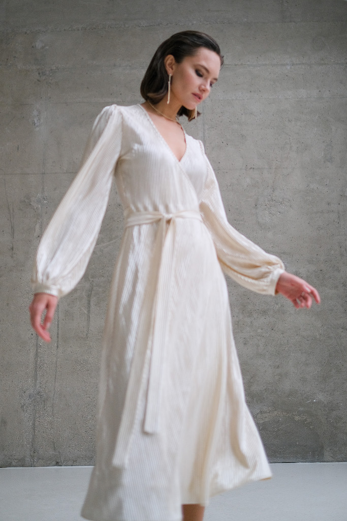 Платье на запах миди