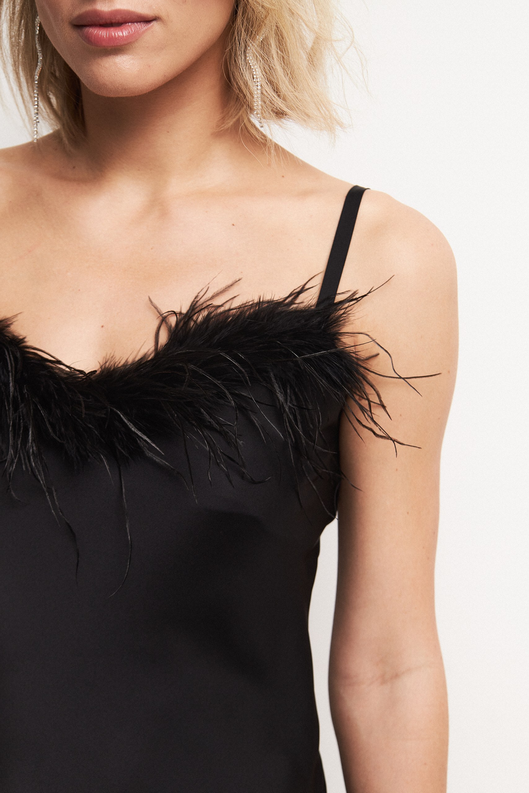 Платье-комбинация мини с перьями 