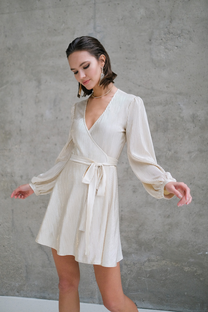 Платье на запах мини золотое