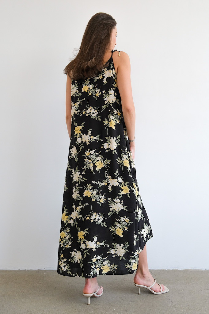 Платье на бретелях 