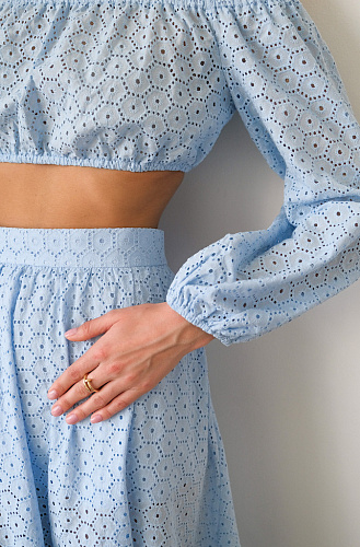 Топ из шитья голубой