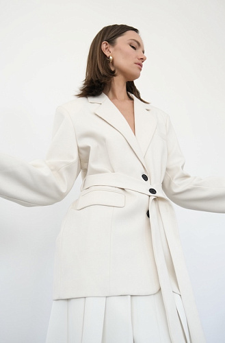  Жакет молочный с поясом