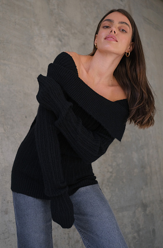 Свитер с открытыми плечами черный