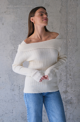 Свитер с открытыми плечами молочный
