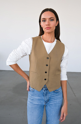  Жилет бежевый