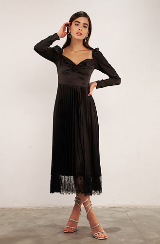 Платье черное плиссе с кружевом