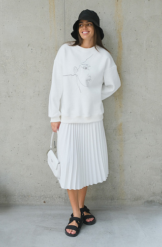 Свитшот с вышивкой молочный