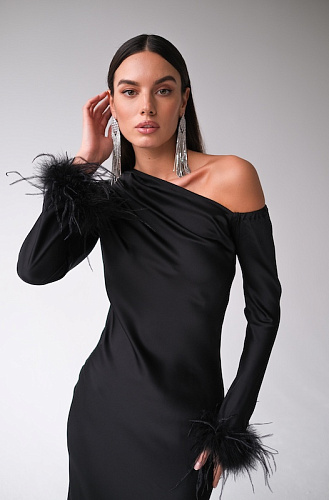  Платье с открытым плечом