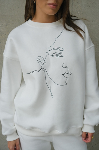 Свитшот с вышивкой молочный