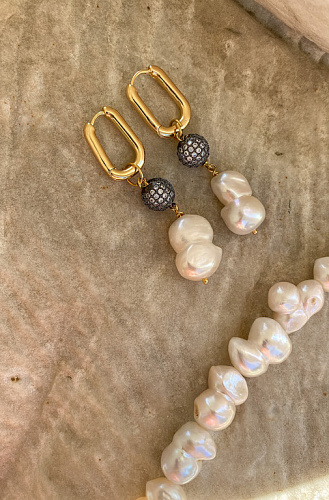 Серьги с натуральным жемчугом и круглым камнем