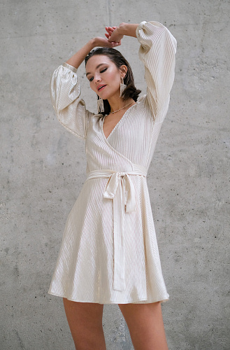 Платье на запах мини золотое