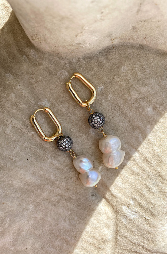 Серьги с натуральным жемчугом и круглым камнем