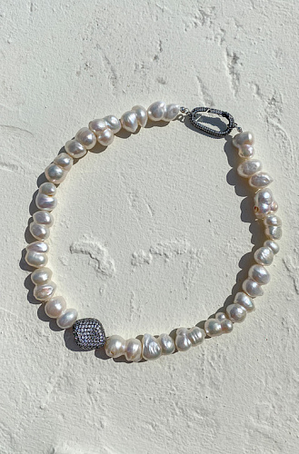 Ожерелье из крупного жемчуга с камнем со стразами